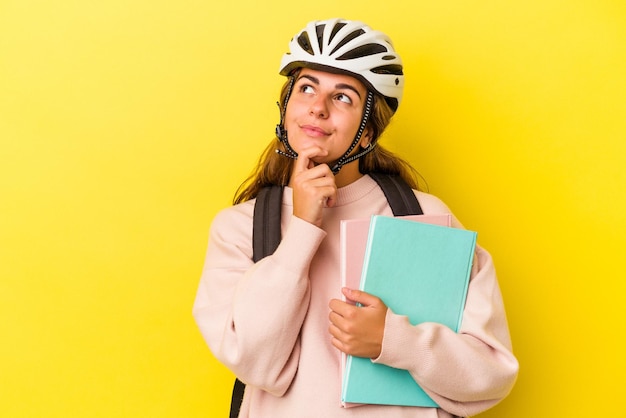 Regarder de côté avec une expression douteuse et sceptique