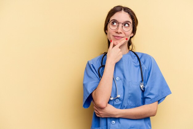 Regarder de côté avec une expression douteuse et sceptique