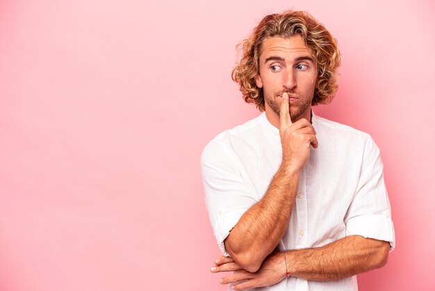 Photo regarder de côté avec une expression douteuse et sceptique