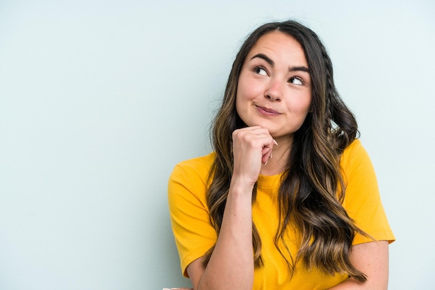 Regarder de côté avec une expression douteuse et sceptique