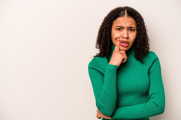 Regarder de côté avec une expression douteuse et sceptique