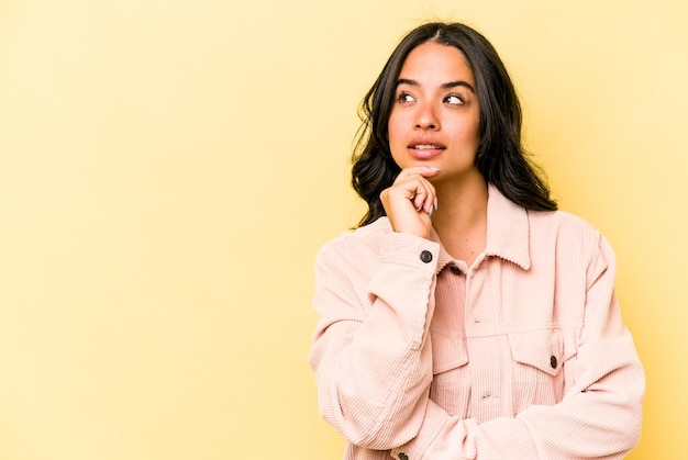 Regarder de côté avec une expression douteuse et sceptique