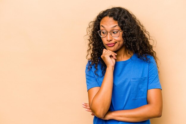 Regarder de côté avec une expression douteuse et sceptique