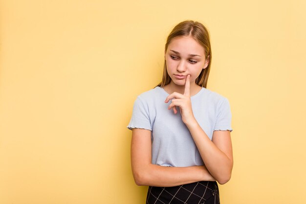 Regarder de côté avec une expression douteuse et sceptique