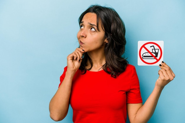 Photo regarder de côté avec une expression douteuse et sceptique