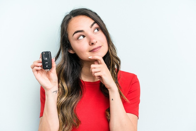 Regarder de côté avec une expression douteuse et sceptique