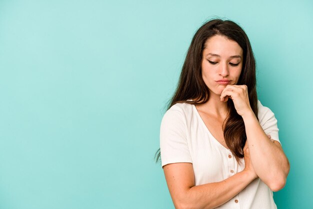 Regarder de côté avec une expression douteuse et sceptique