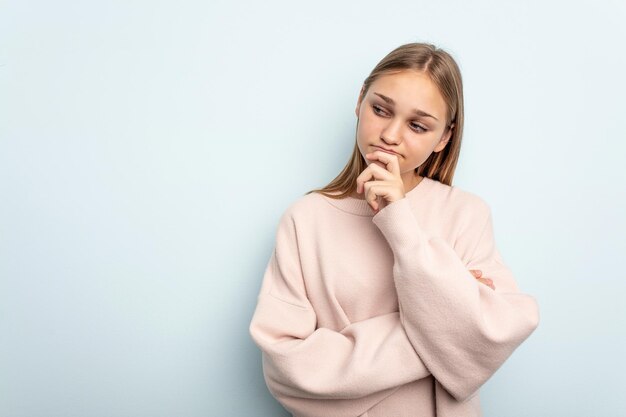 Regarder de côté avec une expression douteuse et sceptique