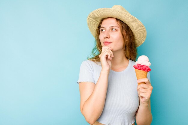 Regarder de côté avec une expression douteuse et sceptique