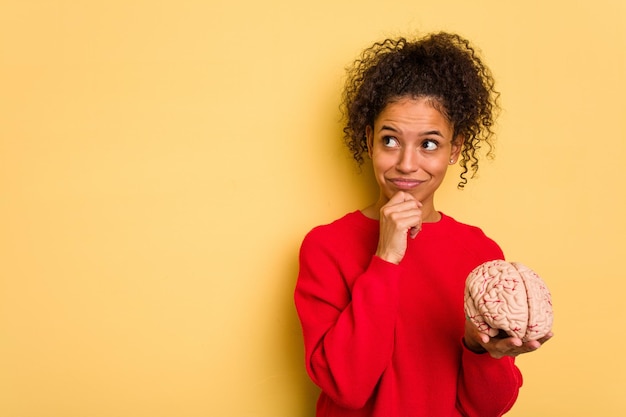 Photo regarder de côté avec une expression douteuse et sceptique