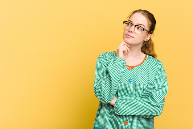 Regarder de côté avec une expression douteuse et sceptique