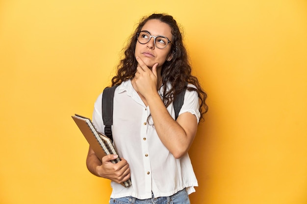 Regarder de côté avec une expression douteuse et sceptique