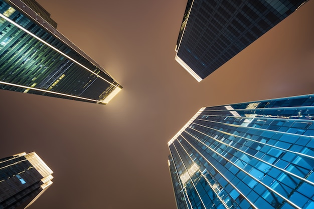 Regarder les gratte-ciel du centre financier la nuit