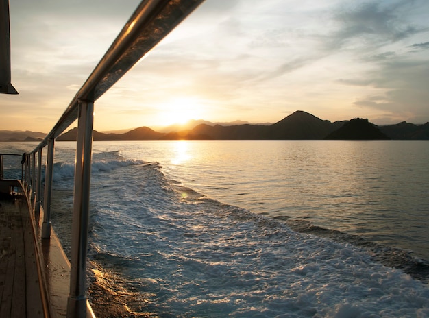 Regarder le lever du soleil sur un yacht.