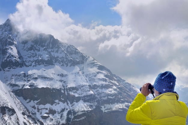 Regarder la montagne avec des jumelles