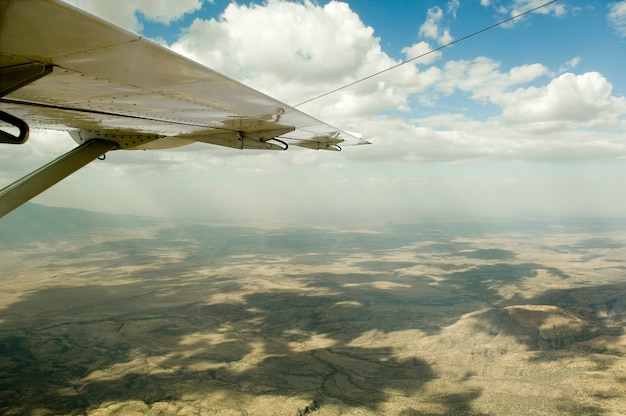 Regarder par la fenêtre sur un paysage africain