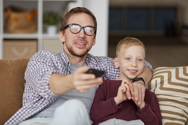 Regarder la télé avec son fils