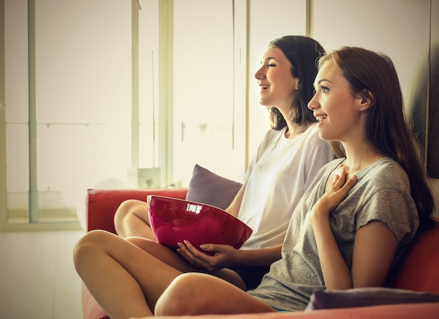 Regarder la télévision avec un ami