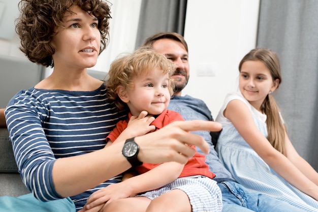 Regarder la télévision en famille