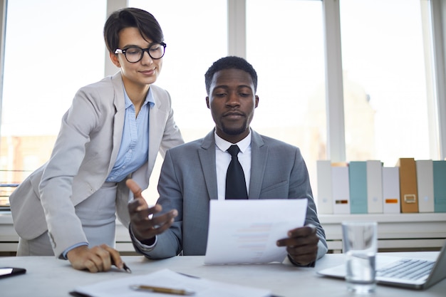 Regarder à travers le contrat