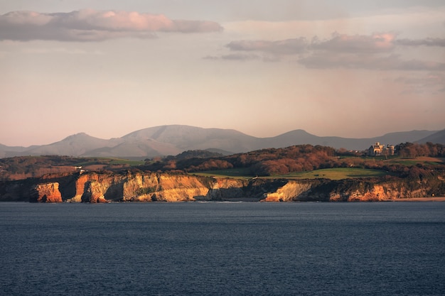 Regardez la côte basque avec la côte Hendaia et la montagne de Larrun (La Rhune) Pays Basque.