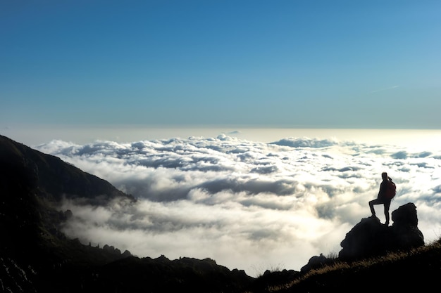 Regardez l'horizon dans une mer de nuages du haut des montagnes