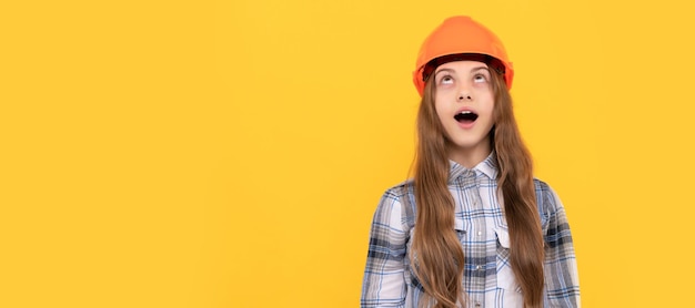 Regardez ici le développement de l'enfance bonne fête du travail future carrière adolescente en casque enfant dans la conception d'affiche horizontale de casque dur espace de copie d'en-tête de bannière