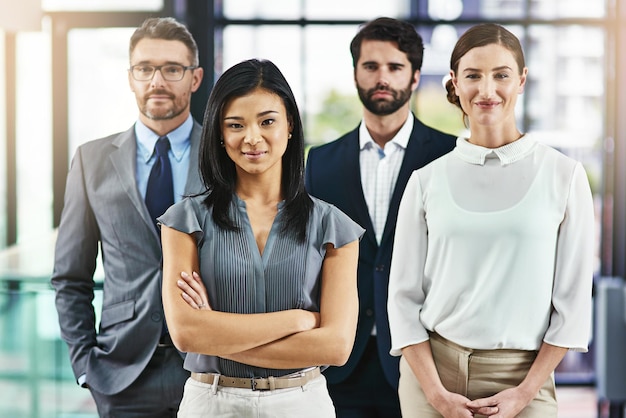 Regardez-nous faire passer les affaires au niveau supérieur Portrait d'un groupe de collègues debout ensemble dans un bureau