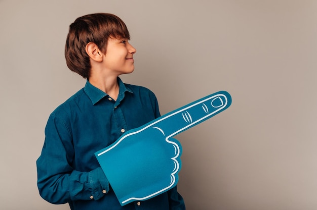 Regardez ces nouvelles ici, dit un adolescent pointant du doigt avec un gant en mousse