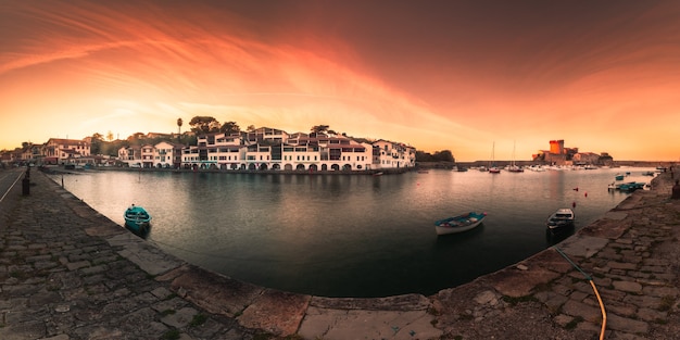 Regardez le port maritime des villages de Zokoa avec ses maisons basques typiques et la frotress emblématique à côté de l'océan