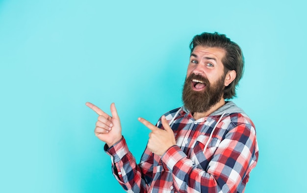 Regardez ce portrait de bel homme barbu en chemise à carreaux homme portant des vêtements décontractés brutal homme heureux avec barbe debout à l'intérieur Jeune et brutal Confiant et bel espace de copie d'homme brutal