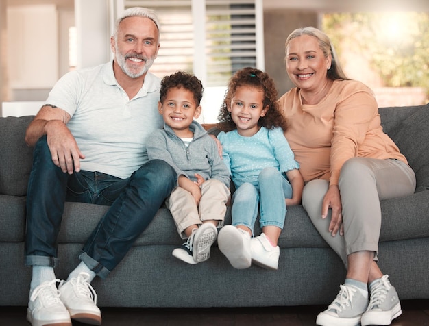 Regardez qui est venu rendre visite Photo de deux petits frères et sœurs passant du temps avec leurs grands-parents à la maison