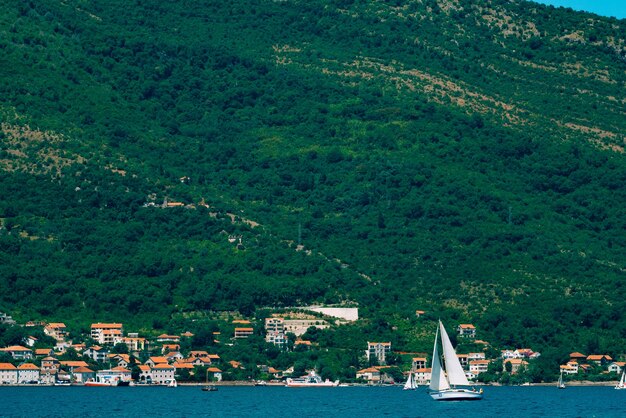 Photo régate de voile au monténégro régate sur yachts dans la baie de boka