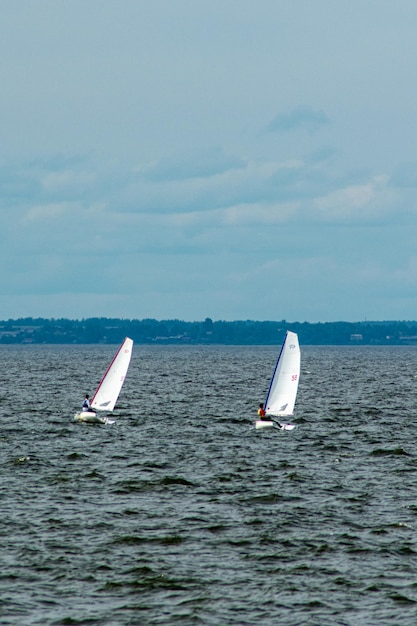 Régate de voile pour enfants sur la Volga