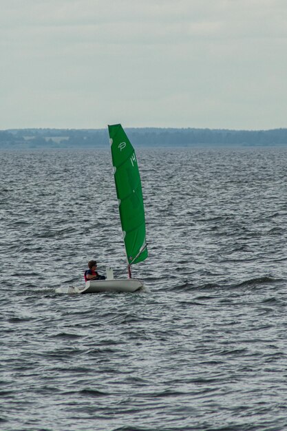 Régate de voile pour enfants sur la Volga