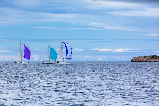 Régate de yacht à la mer Adriatique par temps venteux