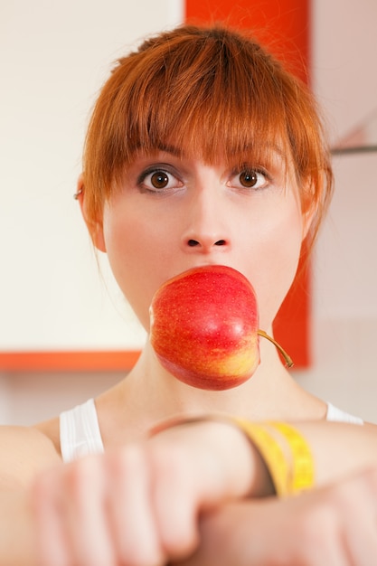 Régime alimentaire - femme, bâillonné, menotté