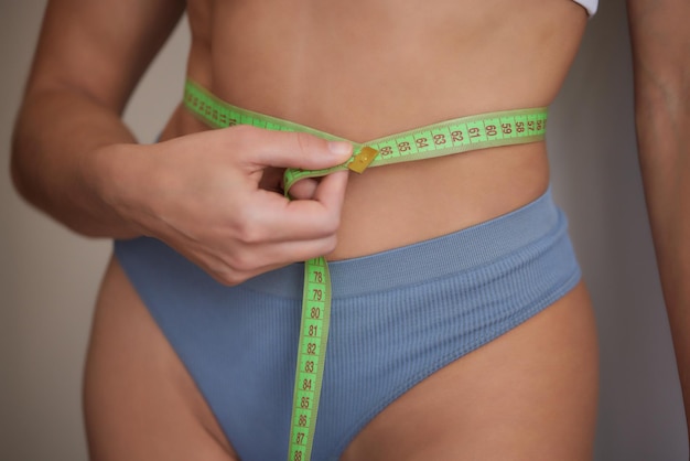 Régime alimentaire femme sportive montrant combien de poids elle a perdu