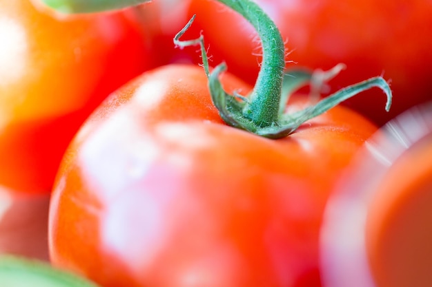 régime alimentaire, nourriture végétale, concept de récolte et d'objets - gros plan de tomates rouges juteuses mûres