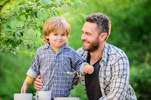 Régime alimentaire sain Jour de la famille Bonheur de l'enfance Fils et père mangeant de la bouillie de lait Bonne fête des pères Petit garçon avec papa Famille heureuse Développement de l'enfant Excellente nourriture pour un mode de vie sain