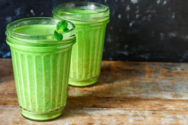 régime antioxydant de cocktail de smoothie vert