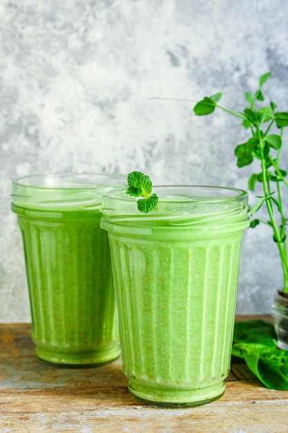 régime antioxydant de cocktail de smoothie vert