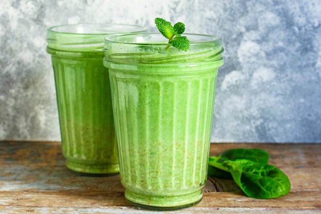 régime antioxydant de cocktail de smoothie vert