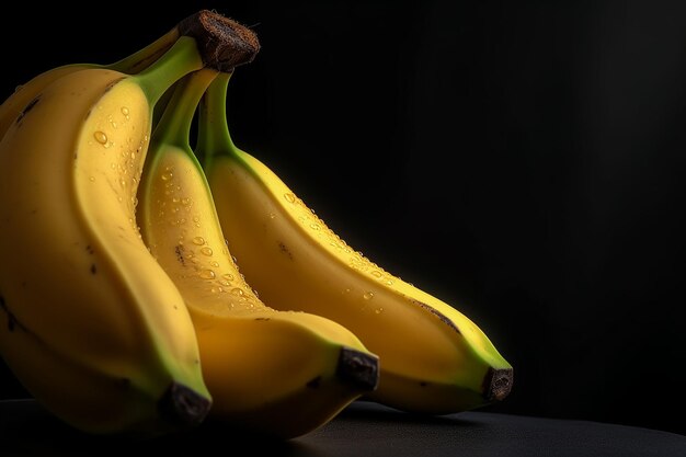 un régime de bananes jaunes avec du vert et du jaune sur le fond.