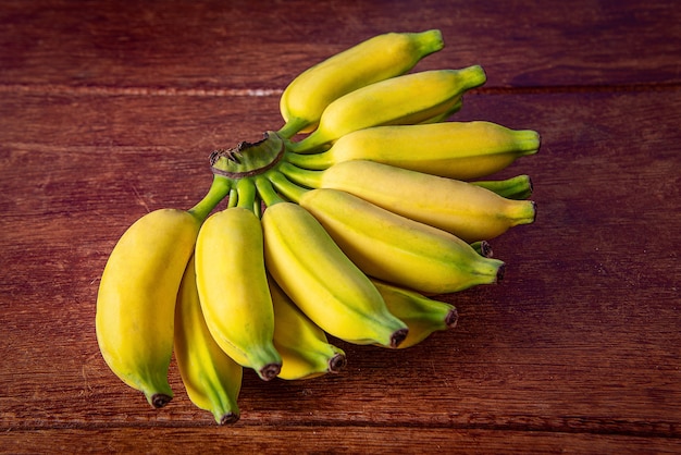Un régime de bananes sur une table.