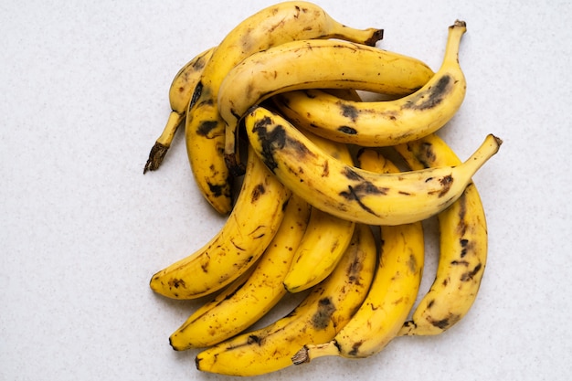 Régime de bananes trop mûres comme ingrédients pour le pain aux bananes.