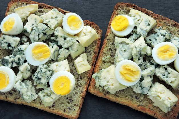 Régime céto. Faire griller avec du fromage bleu et des œufs de caille. Keto porte un toast. Collation saine.