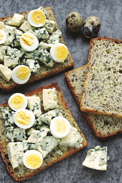 Régime céto. Faire griller avec du fromage bleu et des œufs de caille. Keto toasts. Collation saine.