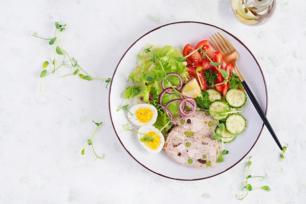 Régime cétogène. Oeuf à la coque, pain de viande et salade fraîche. Petit-déjeuner céto. Brunch. Vue de dessus, au-dessus