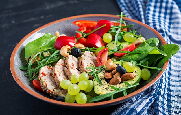 Régime cétogène. Plat à bol Bouddha avec pain de viande, avocat, poivron, tomate, concombre, baies et noix. Concept de bol de désintoxication et de superaliments sains.